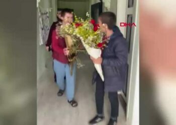 Özel öğrencilerden polislere çiçekli teşekkür