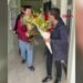 Özel öğrencilerden polislere çiçekli teşekkür