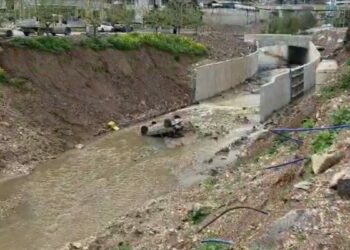 Park halindeki otomobilin hareket edip dereye düştüğü anlar kamerada