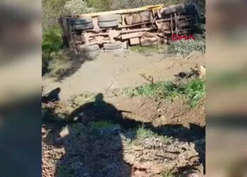 Şarampole devrilen kamyonun şoförü öldü