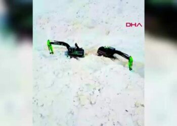 Şırnak’ta ikinci kez çığ düşen yolda temizlik çalışması