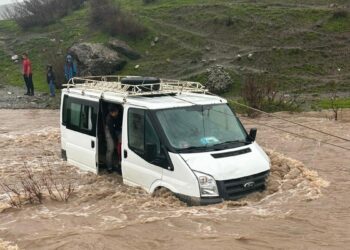 Kalp krizi geçiren kadın, selin kapattığı yolda mahsur kaldığı araçta öldü