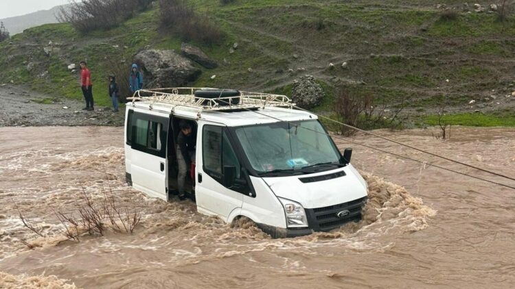 Kalp krizi geçiren kadın, selin kapattığı yolda mahsur kaldığı araçta öldü