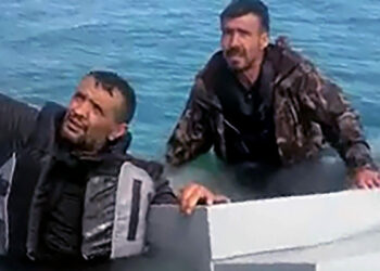 Su alan teknedeki 3 kişiyi, balıkçılar kurtardı