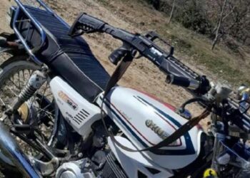 Tüfek ve motosikleti sanal medyada 'ikisi de ruhsatsız' notuyla paylaşan 2 kişiye gözaltı
