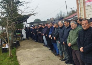 Uçurumdan yuvarlanan otomobilde ölen baba ve kız toprağa verildi