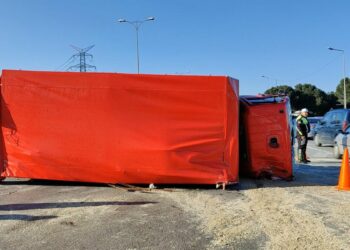 Bayrampaşa'da otomobilin çarptığı kamyon devrildi; 1'i çocuk 7 yaralı
