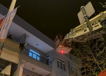 Yalnız yaşadığı evinde düşüp bacağını kıran kadını, balkondan girip kurtardı