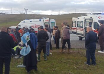 Van'da dağcıları taşıyan minibüs takla attı; 13 yaralı