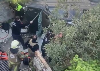 Merdivenlerden düşüp yan yatan araçta sıkışan yolcuyu itfaiye kurtardı; o anlar kamerada