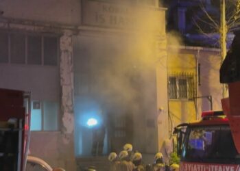 Kağıthane'de 5 katlı iş hanında çıkan yangın söndürüldü