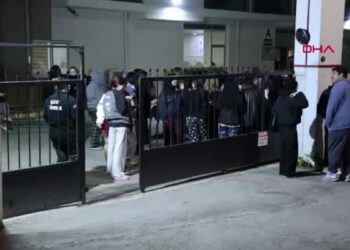 İzmir’de 28 öğrenci, gıda zehirlenmesi şüphesiyle hastaneye kaldırıldı