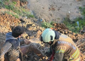 Göktürk’te bisikletiyle gezen çocuk çamura saplandı; 'İmdat' çığlığını duyan polis kurtardı
