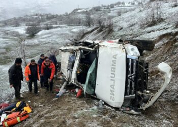 Hasta taşıyan ambulans, uçuruma yuvarlandı: 1 ölü, 4 yaralı