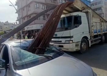 Kamyonun kasasından düşen inşaat demirleri, otomobilin tavanını deldi
