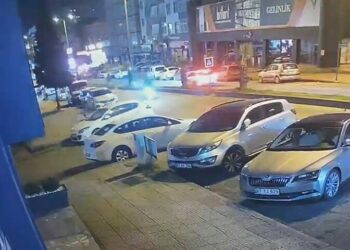 Köpeğe çarpan motosikletin sürücüsü yaralandı; kaza kamerada