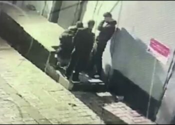 Taksim’de yardım etme bahanesiyle alkollü kişinin çantasını çaldılar