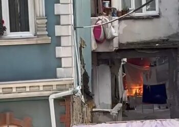 Beyoğlu'nda 5 katlı binada çıkan yangın söndürüldü