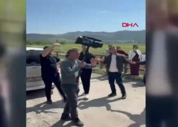 Davul zurnayla köprüden geçen gelin damat ilgi odağı oldu