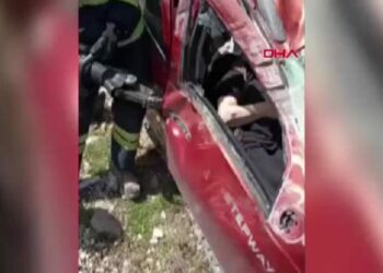 Otomobil şarampole devrildi: 2 yaralı