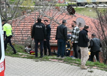 Motosiklet gecekondunun bahçesine devrildi; sürücü öldü