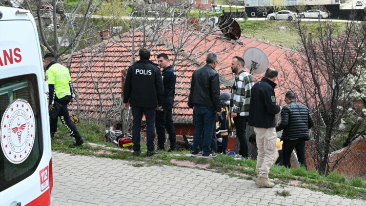 Motosiklet gecekondunun bahçesine devrildi; sürücü öldü