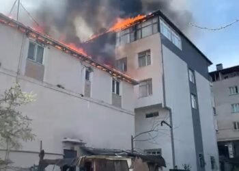 Sultanbeyli’de 2 binanın çatısı alev alev yandı