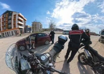 Fenalaşan sürücüyü, jandarma hastaneye yetiştirdi; o anlar kamerada