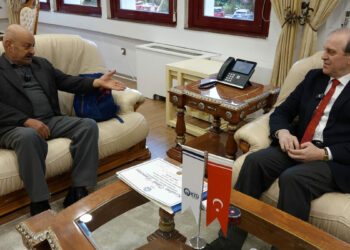 Rektörden 77 yaşında üniversiteden mezun olan arzuhalciye özel davet