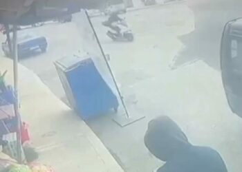 Çatalca'da kendilerini polis olarak tanıtıp 1 milyon 500 bin lira dolandırdılar