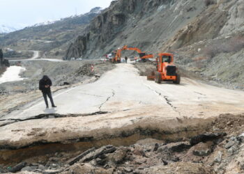 Van kara yolunda heyelan; ulaşım kontrollü sağlanıyor