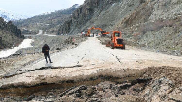 Van kara yolunda heyelan; ulaşım kontrollü sağlanıyor