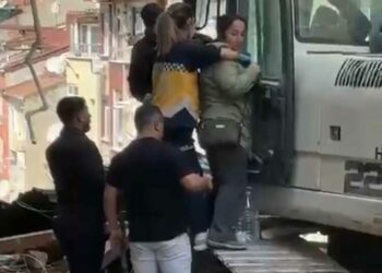Gaziosmanpaşa’da yıkımda kopan tahta parçası kepçe operatörünün bacağını kırdı