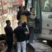 Gaziosmanpaşa’da yıkımda kopan tahta parçası kepçe operatörünün bacağını kırdı