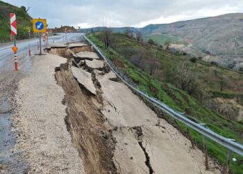 Siirt’te heyelan nedeniyle kara yolunda çökme meydana geldi