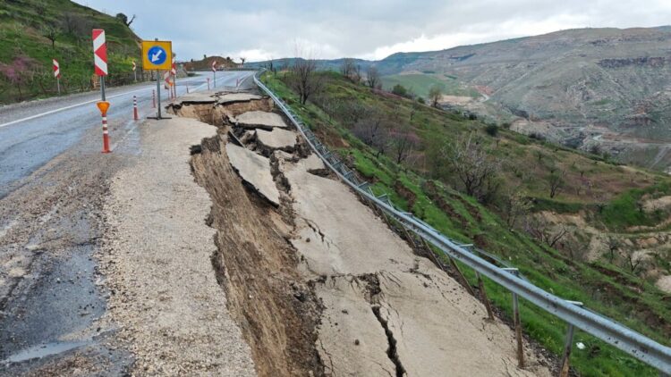 Siirt’te heyelan nedeniyle kara yolunda çökme meydana geldi