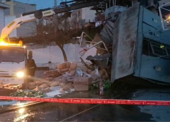 Freni boşalan kamyon, trafoya çarpıp okul bahçesine düştü: 1 yaralı