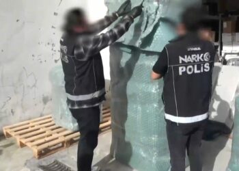 Esenyurt'ta kargo ile gönderilen buzdolabında 28 kilogram metamfetamin ele geçirildi