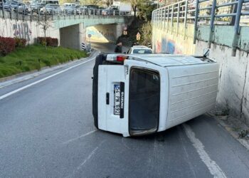 Beyoğlu’nda kaldırıma çarpan araç yan yattı