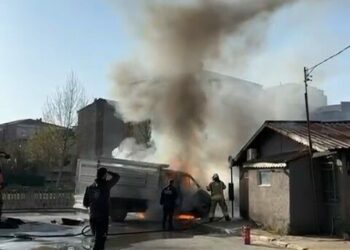 Sancaktepe'de seyir halindeki kamyonette çıkan yangın söndürüldü
