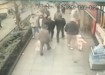 Kağıthane’de 16 yaşındaki ehliyetsiz sürücü yayaya çarptı; kız arkadaşını bırakıp kaçtı