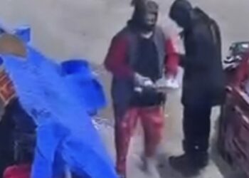 Prefabrik çarşıdaki ayakkabı hırsızlığı kamerada