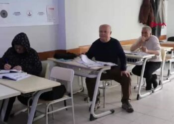 Türkçe bilmeyen torunu için 74 yaşında İngilizce öğrenmeye başladı
