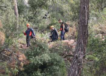 Dağda yolunu kaybetti, telefon şarjı bitince dronla bulundu
