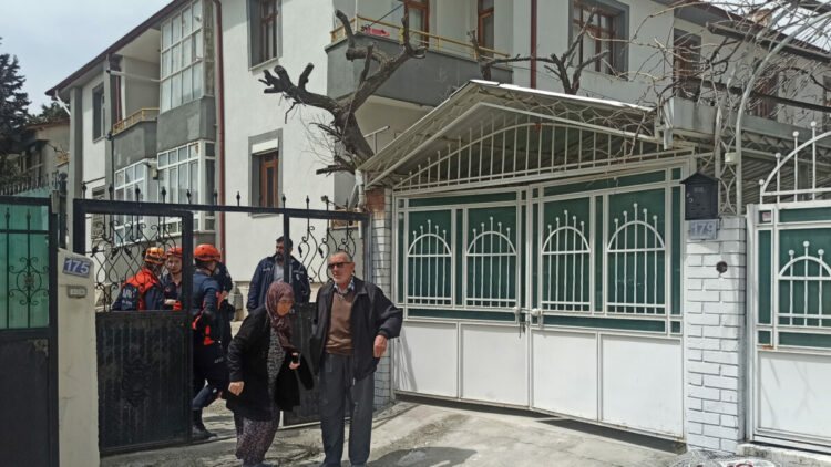 Konya'da 3.2 büyüklüğündeki depremin ardından 2 bina tahliye edildi