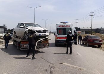 Bursa'da 4 aracın karıştığı zincirleme kaza; 1'i çocuk 5 yaralı