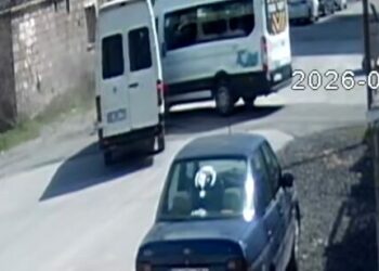 Kayseri'de iki minibüs çarpıştığı kaza kamerada; 8 yaralı
