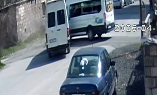 Kayseri'de iki minibüs çarpıştığı kaza kamerada; 8 yaralı
