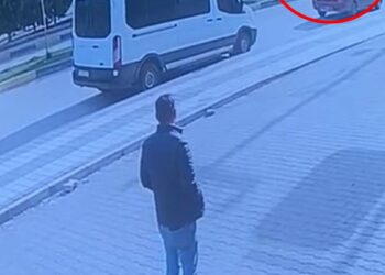 Otomobil, kaldırımdaki 2 çocuğa çarptı; kaza kamerada
