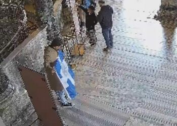 Ayasofya Camii'nde dini ve ideolojik içerik taşıyan sembolik bayrak açan 2 şüpheli tutuklandı
